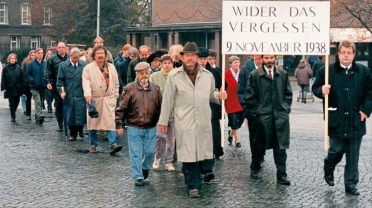 Wider das Vergessen: Schweigemarsch vom Rathaus Delmenhorst zum jüdischen Friedhof am 9. November 1995. Archivfoto: Tammo Ernst