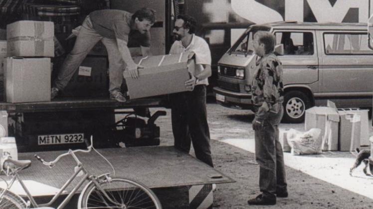 40 Stunden Fahrt hatten diese DRK-Helfer am 19. August 1993 noch vor sich. Sie haben Hilfsgüter nach Belarus gefahren. 40 Stunden Fahrt hatten diese DRK-Helfer am 19. August 1993 noch vor sich. Sie haben Hilfsgüter nach Belarus gefahren.