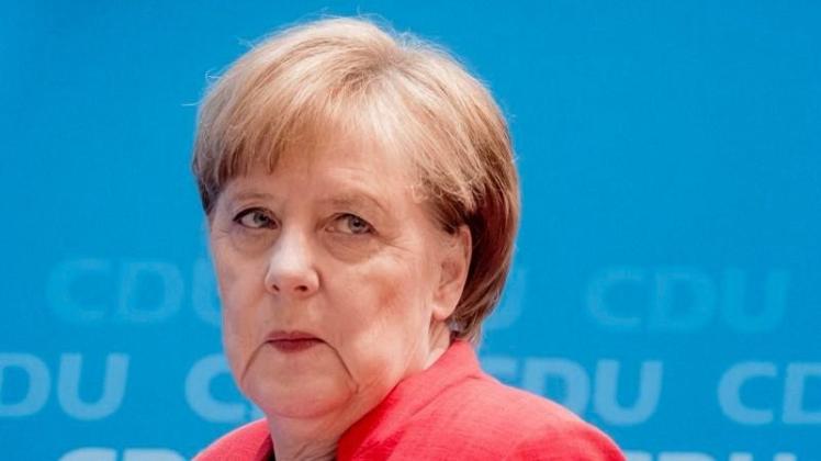 In einer Umfrage des Meinungsforschungsinstituts YouGov sprachen sich 43 Prozent dafür aus, dass Merkel zurücktritt und ihr Amt an einen Nachfolger oder eine Nachfolgerin übergibt. 