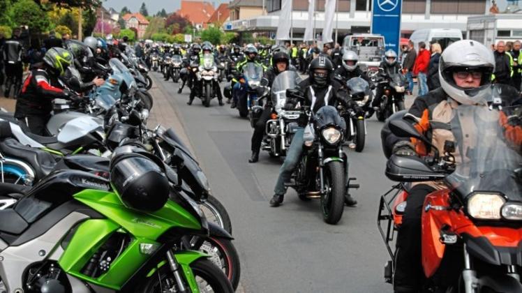 Bei bestem Motorradwetter machten sich rund 1300 Biker von Quakenbrück aus auf nach Gehrde. 