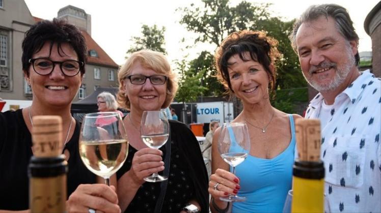Genießen jedes Jahr das Weinfest (v.l.): Carmen Klenke, Nicole Tietje sowie Susanne und Jan Overbeck 