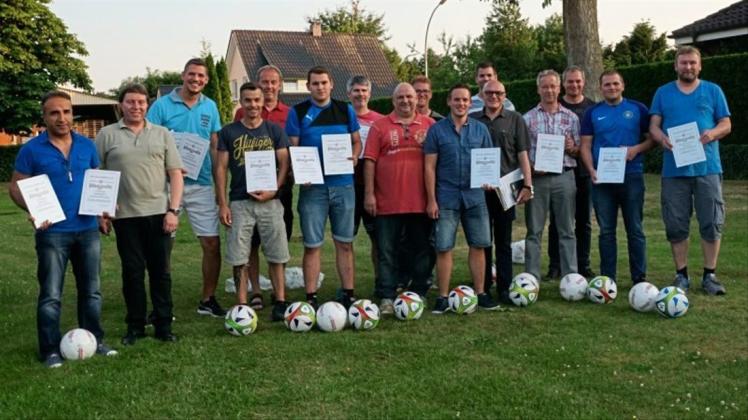 Ausgezeichnet: Der Fußballkreis Oldenburg-Land/Delmenhorst hat die Vereine, deren Mannschaften in der Saison 2017/2018 in seinen Männer-Staffeln Meister geworden waren oder die Fairnesswertung gewonnen hatten, mit Urkunden und Ballspenden geehrt. 
