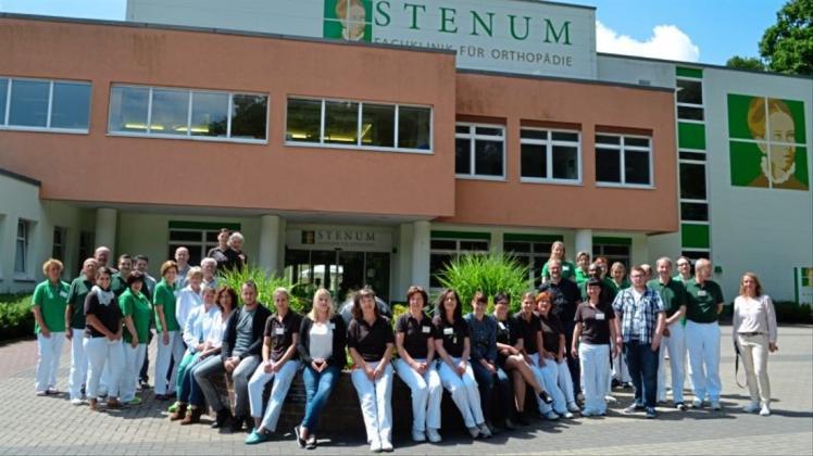 Teamfoto der Mitarbeiter der Fachklinik für Orthopädie in Stenum. Archivfoto: Berit Schminke Teamfoto der Mitarbeiter der Fachklinik für Orthopädie in Stenum. Archivfoto: Berit Schminke