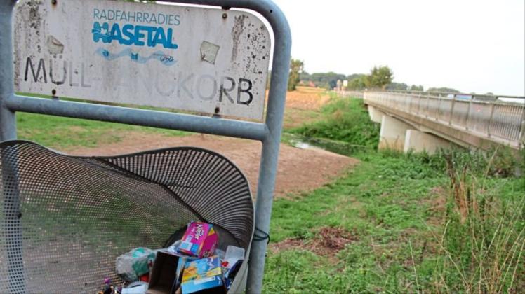 Die Überreste der „Sauftouren“, hier am viel genutzten Bootsanleger Weidehof in Rieste, landen nicht immer nur im Mülleimer. Es ist nicht das einzige Problem, das Anlieger mit den Bootstouren haben. Die Überreste der „Sauftouren“, hier am viel genutzten Bootsanleger Weidehof in Rieste, landen nicht immer nur im Mülleimer. Es ist nicht das einzige Problem, das Anlieger mit den Bootstouren haben.