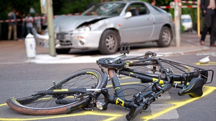 Beim Zusammenstoß mit einem Auto hat sich eine junge Radfahrerin aus Dötlingen am Montag in Wildeshausen leicht verletzt. Symbolfoto: Daniel Naupold/dpa