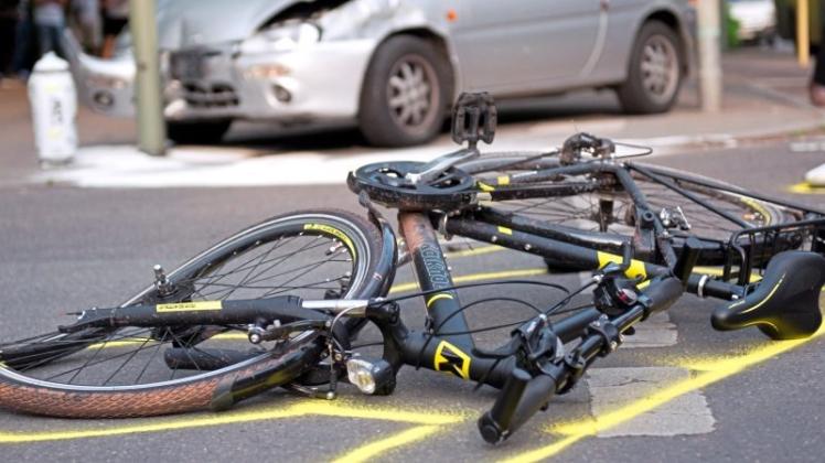 Am Mittwochmorgen kam es am Habbrügger Weg zu einem Zusammenstoß. Der Fahrradfahrer wurde lebensgefährlich verletzt. Symbolfoto: Daniel Naupold/dpa