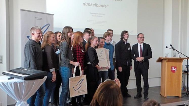 Schüler der Gesamtschule Schinkel mit Kultusminister Tonne bei der Preisvergabe. 