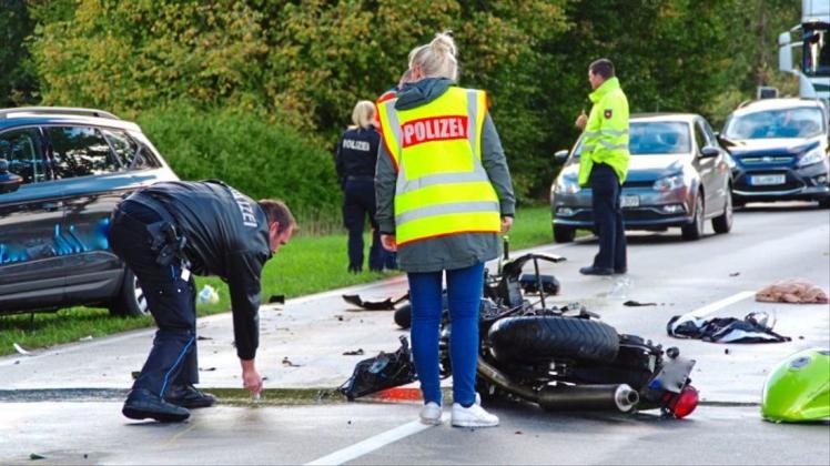 Der am Montagnachmittag nach einem missglückten Überholmanöver auf der B 212 bei Bookholzberg zunächst lebensgefährlich verletzte Motorradfahrer ist außer Lebensgefahr. Auch seine Identität konnte die Polizei inzwischen ermitteln. Der am Montagnachmittag nach einem missglückten Überholmanöver auf der B 212 bei Bookholzberg zunächst lebensgefährlich verletzte Motorradfahrer ist außer Lebensgefahr. Auch seine Identität konnte die Polizei inzwischen ermitteln.