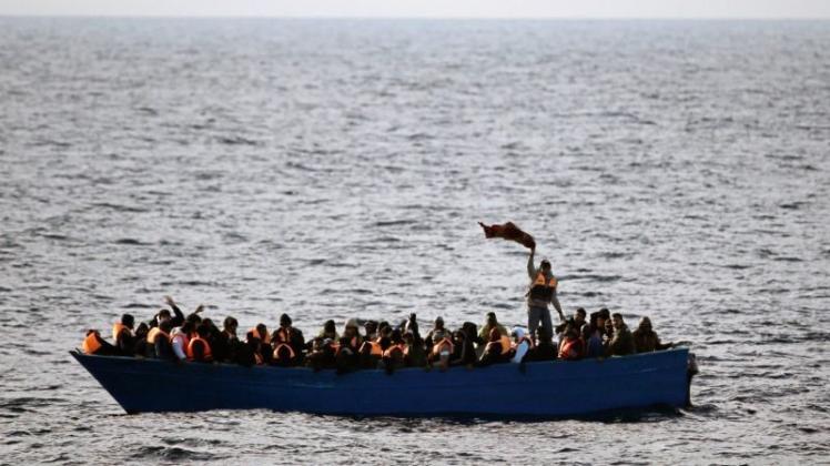 Italien verwehrt erstmals einem Rettungsschiff mit Flüchtlingen die Einfahrt in einen Hafen. 