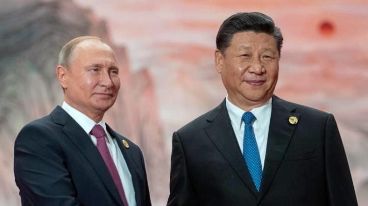 Russlands Präsident Wladimir Putin und Xi Jinping, Präsident von China, geben sich beim Treffen der Shanghaier Organisation für Zusammenarbeit die Hand. 
