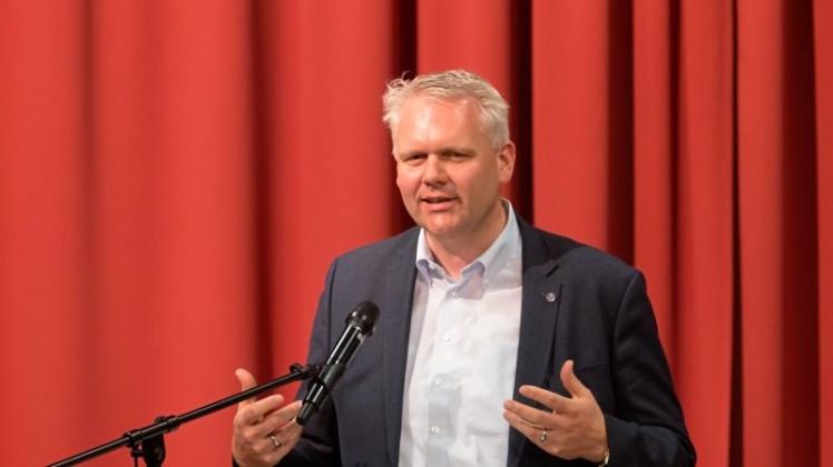 Der niedersächsische Minister für Kultur und Wissenschaft, Björn Thümler, sprach in seiner Rede zur Eröffnung des zehnten Niederdeutschen Jugendtheaterfestivals in Ganderkesee hochdeutsch. 