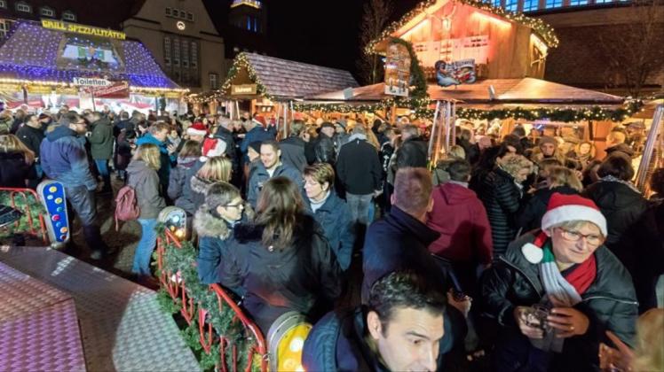 Glühwein, Gesellschaft, Weihnachtsstimmung: Auf dem Delmenhorster Weihnachtsmarkt treffen sich viele Bürger bei der Before-Christmas-Party. 