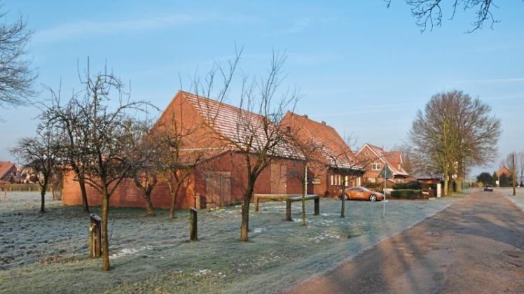 Bernhard Wessel hatte diese Scheune in Vörden – vorne links auf dem Bild – als möglichen Standort einer Tagespflege für Senioren in die Diskussion gebracht. 