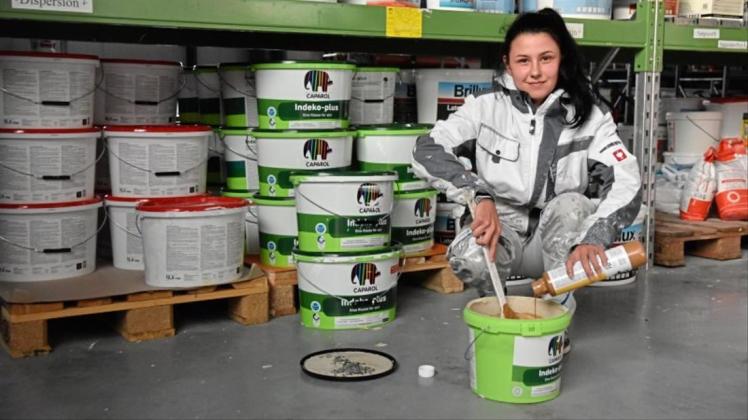 Wie Farben richtig angemischt werden, weiß Jennifer Raasch, Auszubildende beim Ganderkeseer Betrieb Rigbers. Wie Farben richtig angemischt werden, weiß Jennifer Raasch, Auszubildende beim Ganderkeseer Betrieb Rigbers.