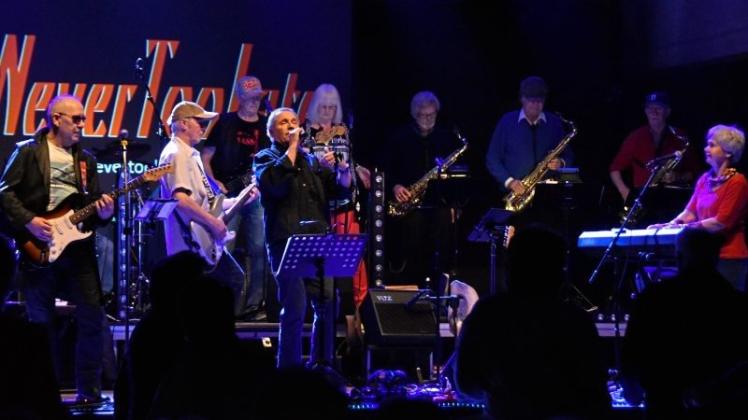 Verbreiten auch im Alter Partystimmung: Die Musiker von „Never too late“ in der Varreler Gutsscheune. Verbreiten auch im Alter Partystimmung: Die Musiker von „Never too late“ in der Varreler Gutsscheune.
