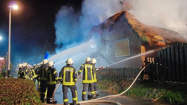 Brand vor den Toren Delmenhorsts: Ein Reetdachhaus ist Freitagnacht niedergebrannt. Das Feuer in Altenesch forderte mehr als 60 Einsatzkräfte. 