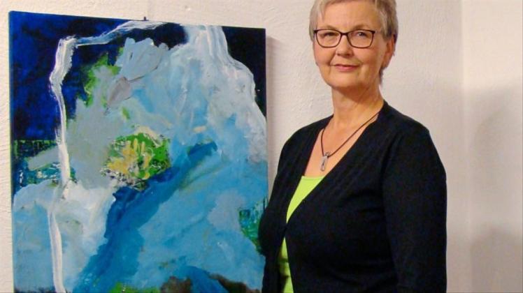 Die Künstlerin Monika Schwertmann bei der Eröffnung ihrer neuen Ausstellung im Heimathaus Hollager Hof.