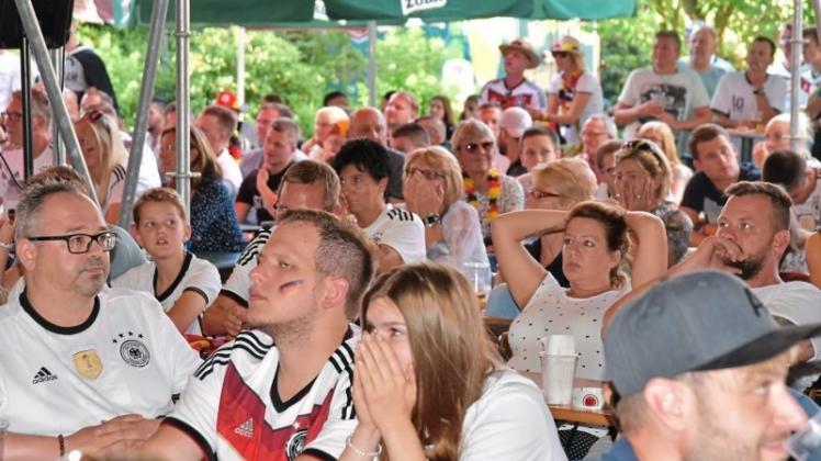 Public Viewing bei Menkens in Hoykenkamp: Die Besucher verfolgen das erfolglose Anlaufen der deutschen Nationalmannschaft gegen die Südkoreaner mit versteinerten Mienen.