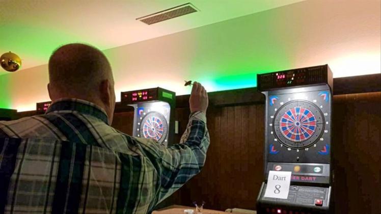 Gute Auge-Hand-Koordination war gefragt: Im Gasthof Menkens wurde zum ersten Mal ein E-Darts-Turnier ausgetragen. 