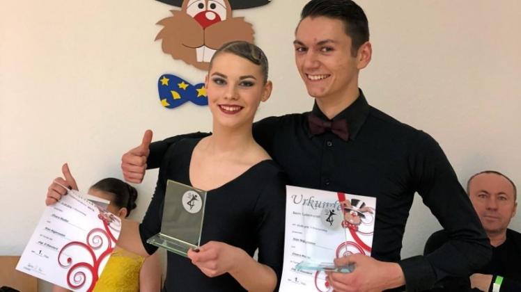 Daumen hoch: Kian Najjarzadeh und Chiara Alexa Wedler aus der Tanzsportabteilung des TV Jahn Delmenhorst siegten in Braunschweig in der Jugend D Standard. 