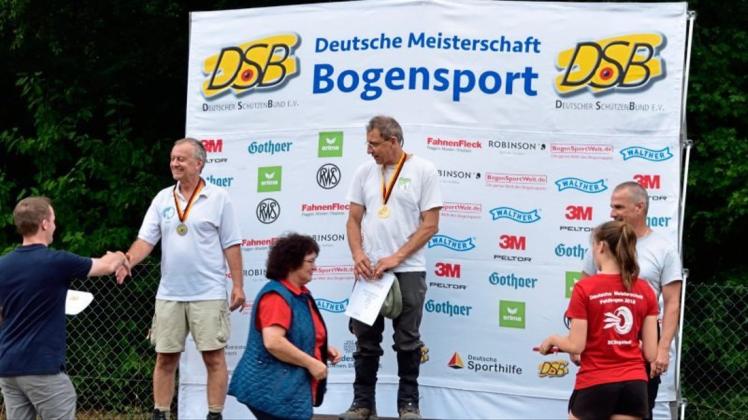 Sehr zufrieden mit DM-Rang zwei: Rainer Bettermann(links)  freut sich bei der Siegerehrung über Silber. 