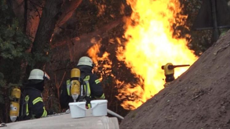 Die Feuerwehr ist am Donnerstag zu einem Feuer am Bremer Weg in Kirchseelte ausgerückt: Ein Bagger hatte dort eine Gasleitung getroffen. Symbolfoto: Michael Gründel Die Feuerwehr ist am Donnerstag zu einem Feuer am Bremer Weg in Kirchseelte ausgerückt: Ein Bagger hatte dort eine Gasleitung getroffen. Symbolfoto: Michael Gründel