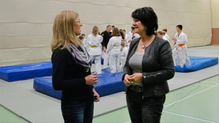 Kerstin Froburg (links) diskutiert mit Astrid Grotelüschen über Ehrenamt im Sportverein. 