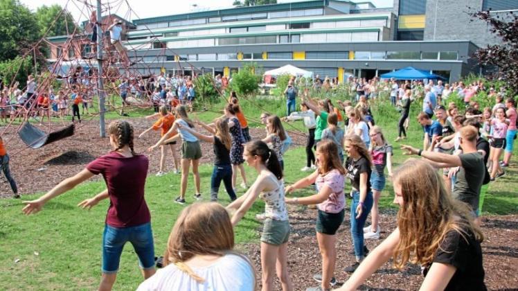 Toller Auftakt: Mehrere hundert Schüler samt ihren Lehrern überraschten beim Schulfest mit einem Flashmob. 