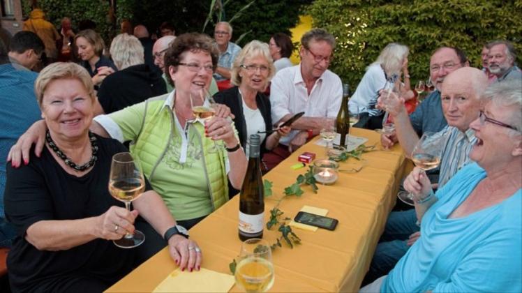 Gemütliche Stunden beim Stuhrer Weinfest können Weinliebhaber wieder ab 7. September rund um das Rathaus erleben. Archivfoto: Andreas Nistler