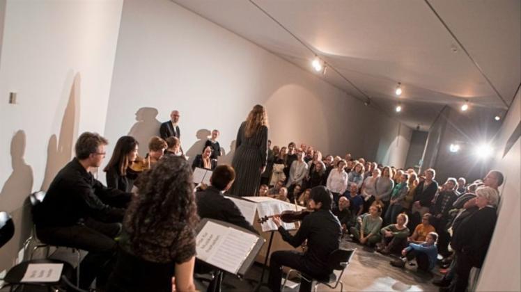 Das Institut für Musik der Hochschule Osnabrück präsentiert mit jungen europäischen Musikern Kompositionen aus dem KZ Theresienstadt. Unter der Leitung des aus einer renommierten jüdischen Musikerfamilie stammenden Sängers, Cellisten und Musikpädagogen Simon Wallfisch wird an verschiedenen Orten im Museumsquartier konzertiert. 