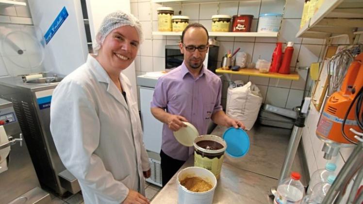 Bei ihrer unangemeldeten Routinekontrolle in der Eisdiele von Burim Hasani findet Susanne Stadtbäumer von der Lebensmittelüberwachung des Kreises Steinfurt einen vorbildlich gepflegten Betrieb vor. 
