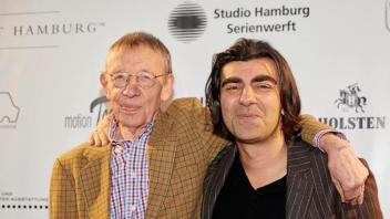 Hark Bohm (l) und Fatih Akin haben gemeinsam das Drehbuch zu dem NSU-Drama „Aus dem Nichts“ geschrieben. 