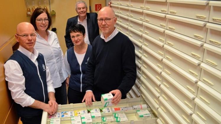 Bürgermeister Holger Lebedinzew (rechts) zeigte (von links) Axel Schwirtz, Corinna Gerken, Uta Flores-Schwirtz sowie Hans-Werner Aschoff, Geschäftsführer der Wirtschaftsförderungsgesellschaft für den Landkreis Oldenburg, was er als Praktikant in der Flores-Apotheke gelernt hat. Bürgermeister Holger Lebedinzew (rechts) zeigte (von links) Axel Schwirtz, Corinna Gerken, Uta Flores-Schwirtz sowie Hans-Werner Aschoff, Geschäftsführer der Wirtschaftsförderungsgesellschaft für den Landkreis Oldenburg, was er als Praktikant in der Flores-Apotheke gelernt hat.