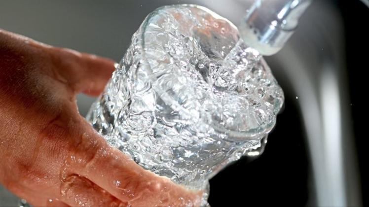 Auch in Hasbergen und dem Landkreis Oldenburg sprudelt das Trinkwasser jetzt wieder mit mehr Druck aus der Leitung. Symbolfoto: Oliver Berg/dpa Auch in Hasbergen und dem Landkreis Oldenburg sprudelt das Trinkwasser jetzt wieder mit mehr Druck aus der Leitung. Symbolfoto: Oliver Berg/dpa
