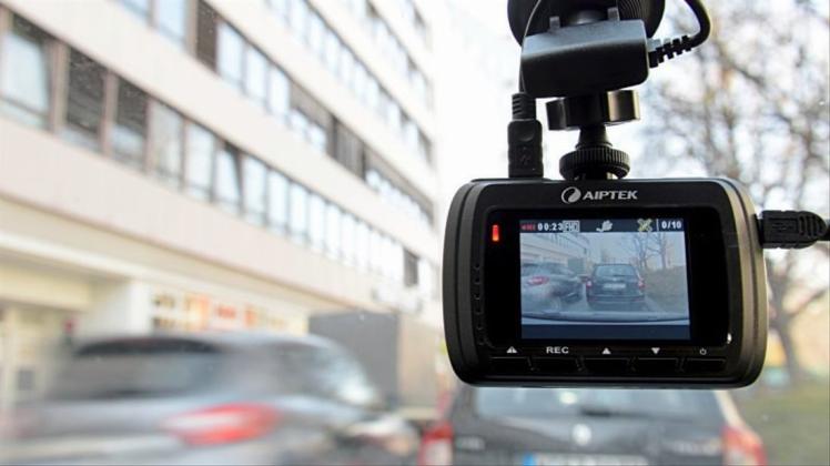 Mit einer Dashcam ähnlich dieser Kamera wurde der tödliche Unfall einer 71-jährigen Radfahrerin in Osnabrück in einem nachfolgenden Bus aufgezeichnet. Das Landgericht Osnabrück ließ diese Video-Aufnahme als Beweismittel zu. 