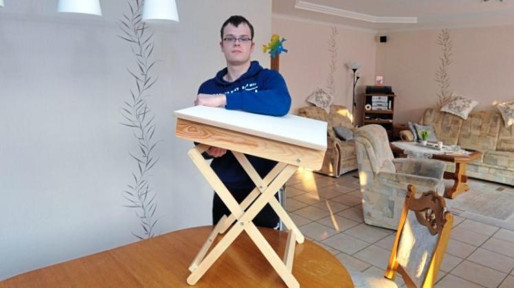 Stolz präsentiert der 18-jährige Daniel seinen Klapptisch, den er selbst in der Johannesburg in Surwold angefertigt hat. 
