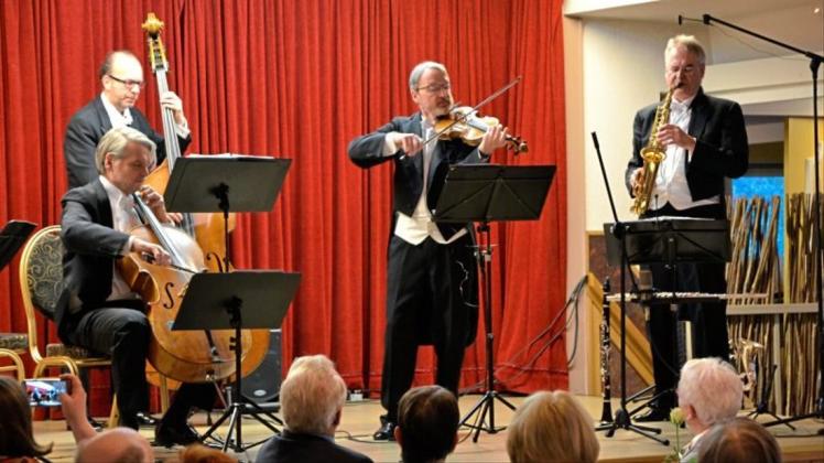 Zum elften Mal spielt das Bremer Kaffeehaus-Orchester zum Neujahrskonzert bei Backenköhler auf. 