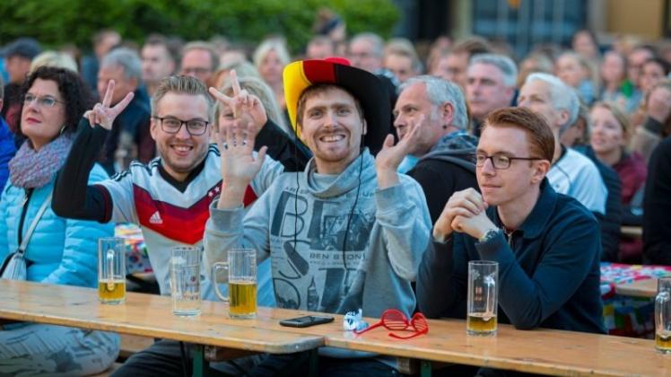 Die Stimmung  beim Public Viewing Deutschland gegen Schweden im Anyway wurde nach dem 1:1 wieder besser. 