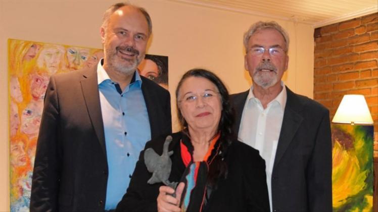 Über den Preis freute sich Chantal Mansholt mit Jürgen Hertrampf (links) und Eckhard Eichhorn vom Verein Ganter-Art. 