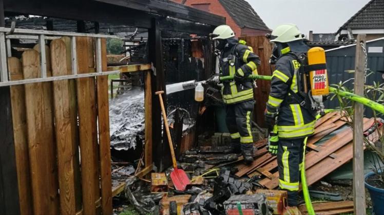 Mit einem Großaufgebot war die Feuerwehr bei dem gemeldeten Brand in Hatterwüsting vor Ort. Mit einem Großaufgebot war die Feuerwehr bei dem gemeldeten Brand in Hatterwüsting vor Ort.