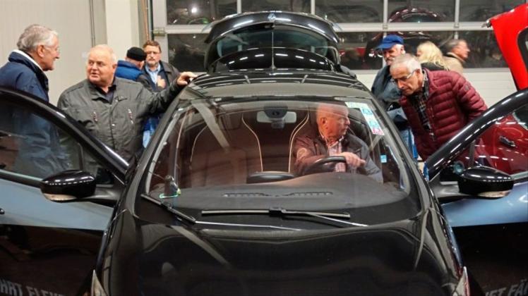 Moderne Technik stößt auf großes Interesse: In einer Halle von Starofit nehmen Besucher einen Renault Zoe in Augenschein. 