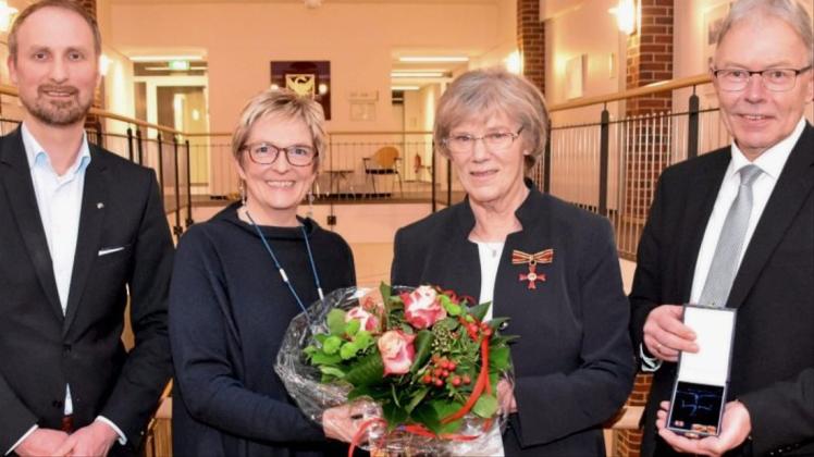 Thore Wintermann (Verbandsgeschäftsführer Awo), Bürgermeisterin Alice Gerken und Landrat Carsten Harings gratulierten Heide Heidmann (2.v.r.). 