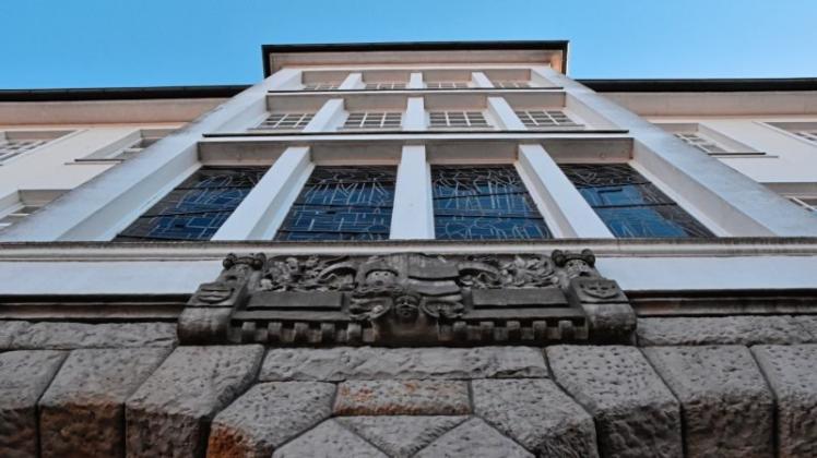 Unter anderem das Willms-Gymnasium profitiert von zwei Sanierungsmaßnahmen, die vom Land per Förderpaket KIP II zum großen Teil finanziert werden. Unter anderem wird die Aula erneuert. Unter anderem das Willms-Gymnasium profitiert von zwei Sanierungsmaßnahmen, die vom Land per Förderpaket KIP II zum großen Teil finanziert werden. Unter anderem wird die Aula erneuert.