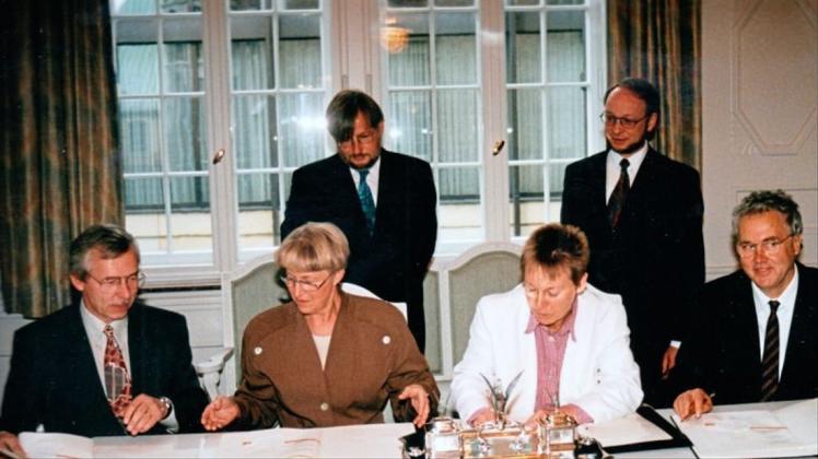 Am 5. Oktober 1995 unterzeichnen im Bremer Rathaus Norbert Boese (vorne v. l.), Helga Schuchardt, Bringfriede Kahrs und Jürgen Thölke die Stiftungsurkunde für das HWK in Delmenhorst. Archivfoto: T. Ernst