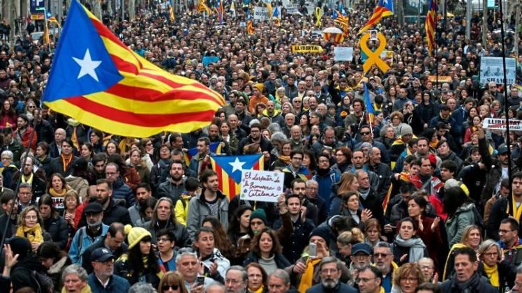 Nach der Festnahme des katalanischen Ex-Regionalpräsidenten Carles Puidgemont hat der CDU-Europaabgeordnete Elmar Brok die Katalanen aufgefordert, ihre Autonomie-Bestrebungen zu beenden. 