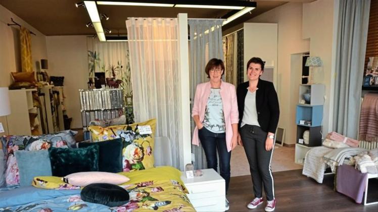 Inhaberin Iris Severit und Laura Krümpelmann (von links) freuen sich in der neuen Filiale von Bettenbrock in der Mühlenstraße auf den Besuch der Kundschaft. 
