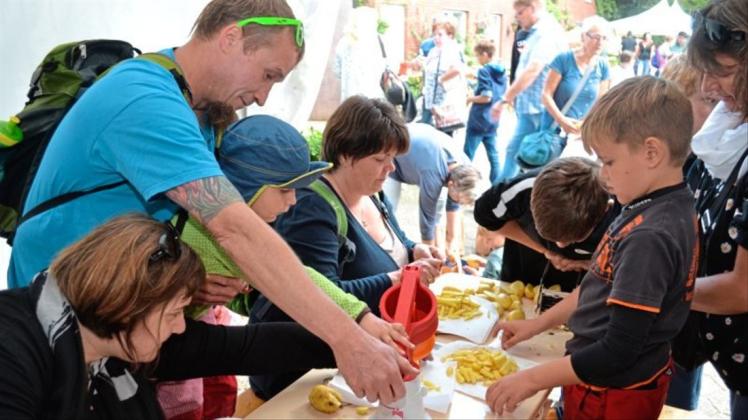 Familienfest auf dem Biohof am Bakenhuser Esch in Großenkneten: Kinder bereiten aus Biokartoffeln selbst Pommes vor. Archivfoto: Dirk Hamm Familienfest auf dem Biohof am Bakenhuser Esch in Großenkneten: Kinder bereiten aus Biokartoffeln selbst Pommes vor. Archivfoto: Dirk Hamm