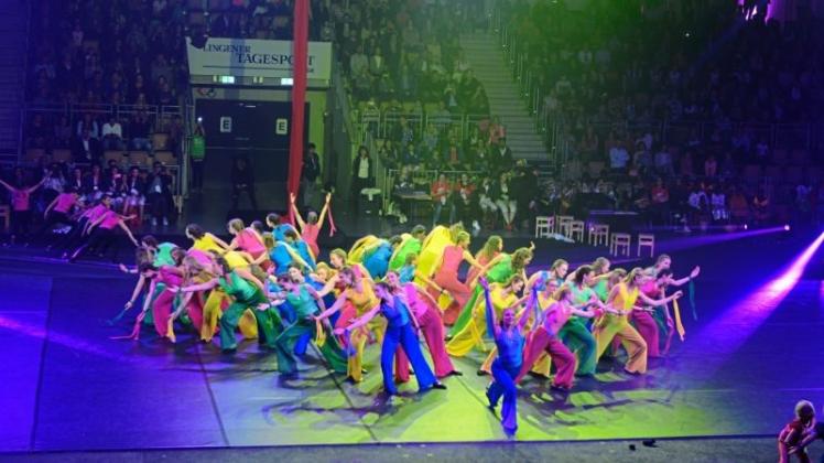 Mit einem farbenfrohen Spektakel in der Lingener Emslandarena wurde das Welt-Kindertheater-Fest in Lingen eröffnet. 