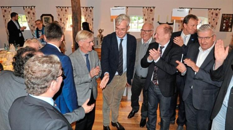 Viele Hände von Parteifreunden durfte der neue und alte CDU-Bezirksvorsitzende Mathias Middelberg (nmitte) schütten. 