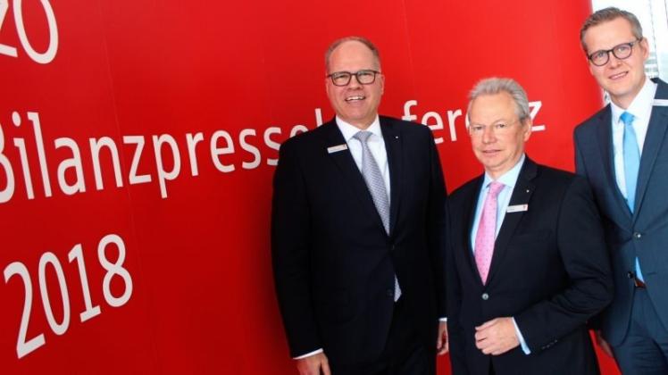 Freuten sich über gute Zahlen: LzO-Vorstandschef Gerhard Fiand (Mitte), sein Stellvertreter Michael Thanheiser (li.) und der hiesige Regionaldirektor Jörg Niemann. Freuten sich über gute Zahlen: LzO-Vorstandschef Gerhard Fiand (Mitte), sein Stellvertreter Michael Thanheiser (li.) und der hiesige Regionaldirektor Jörg Niemann.